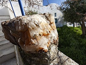 Kalzitkristalle an einem Laden in Pyrgos.