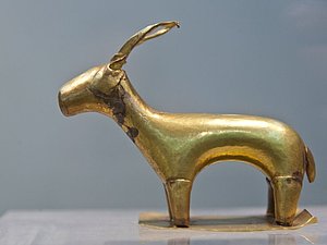 Der goldene Widder, der zufällig bei Bauarbeiten zur neuen Schutzhalle gefunden wurde. Minoische Zeit um 1800-1627 v.Chr. Museum Thira. (c) Tobias Schorr