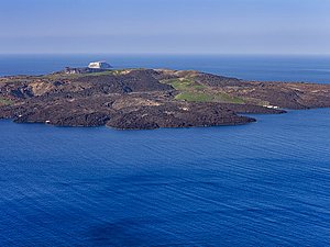 Die jüngste Insel von Griechenland: Der Vulkan Nea Kameni im Santorin-Archipel.