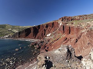 Der "rote Strand" ist der Rest eines uralten, vulkanischen Schlackekegels. (c) Tobias Schorr